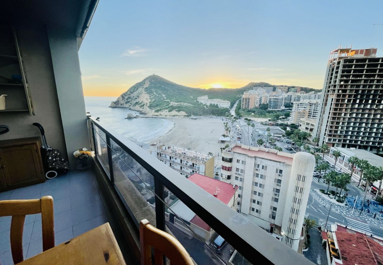 Terraza exterior con vistas a la cala de finestrat