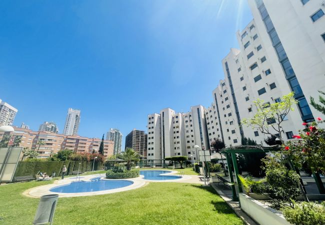 Terraza y césped natural de una apartamento vacacional en Alicante