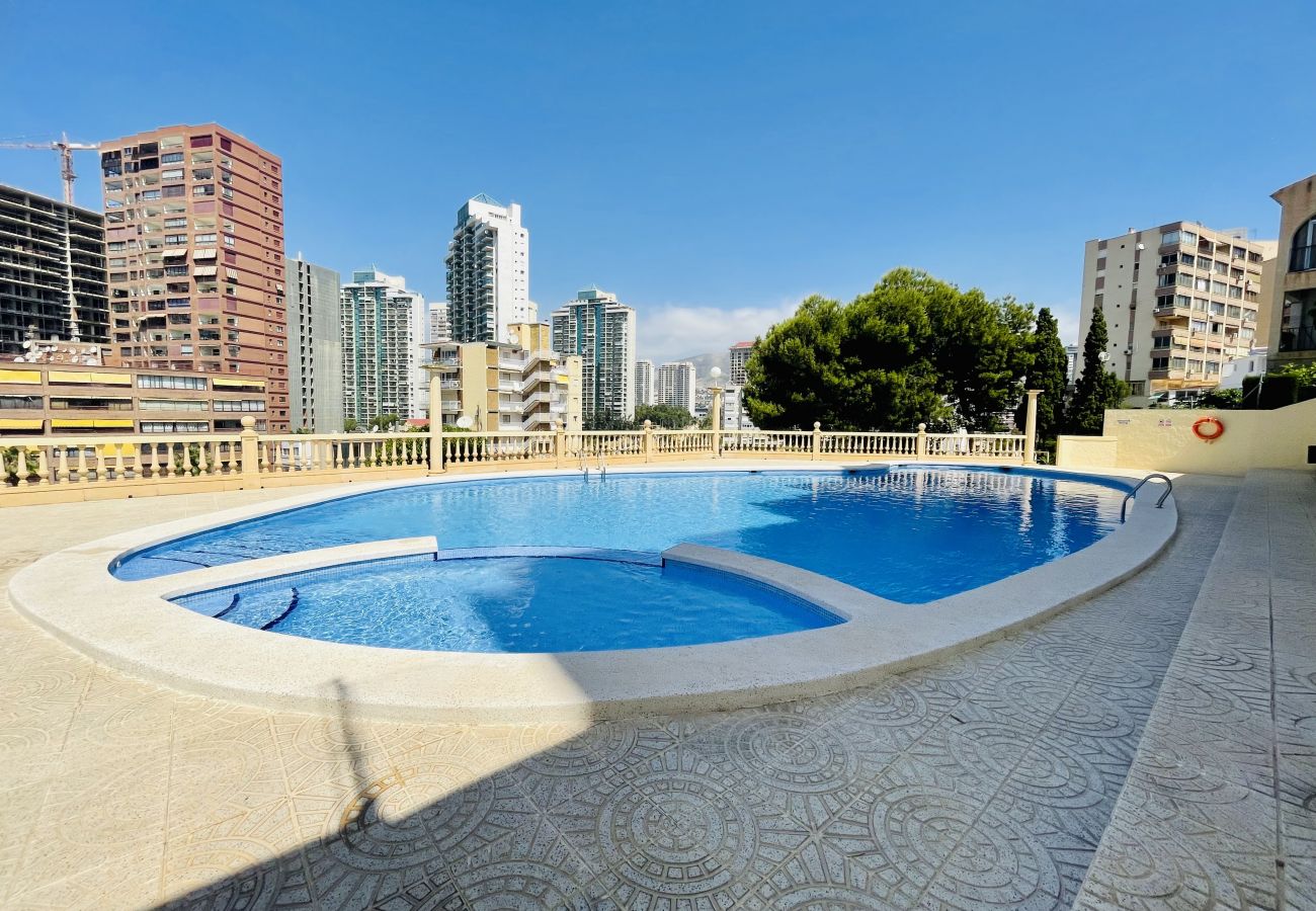 Piscina y zona común del apartamento vacacional de la Cala de Finestrat