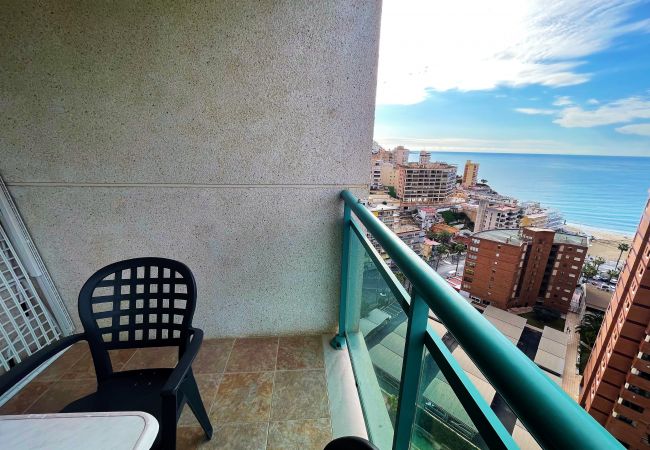 Terraza exterior de apartamento vacacional con vistas al mar de Alicante