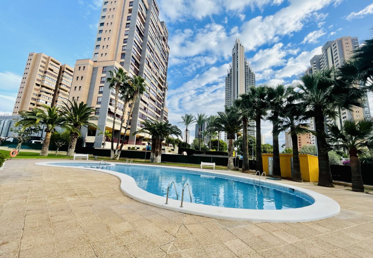 Gran piscina de este apartamento vacacional en Alicante