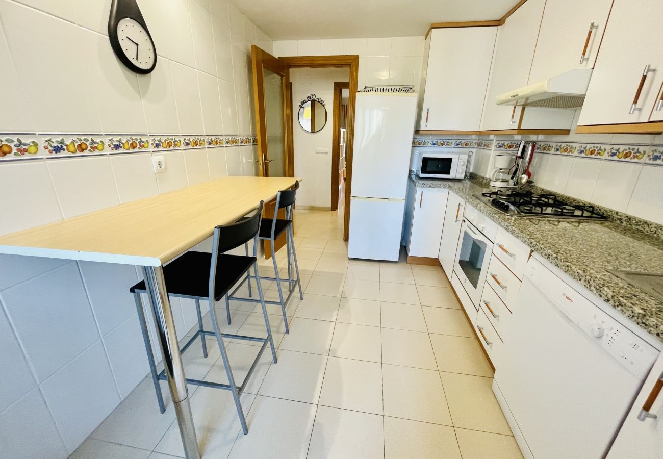 Amplia cocina de este apartamento vacacional en Alicante