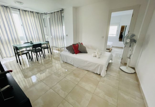 Amplia y luminosa sala de estar del apartamento vacacional de alicante