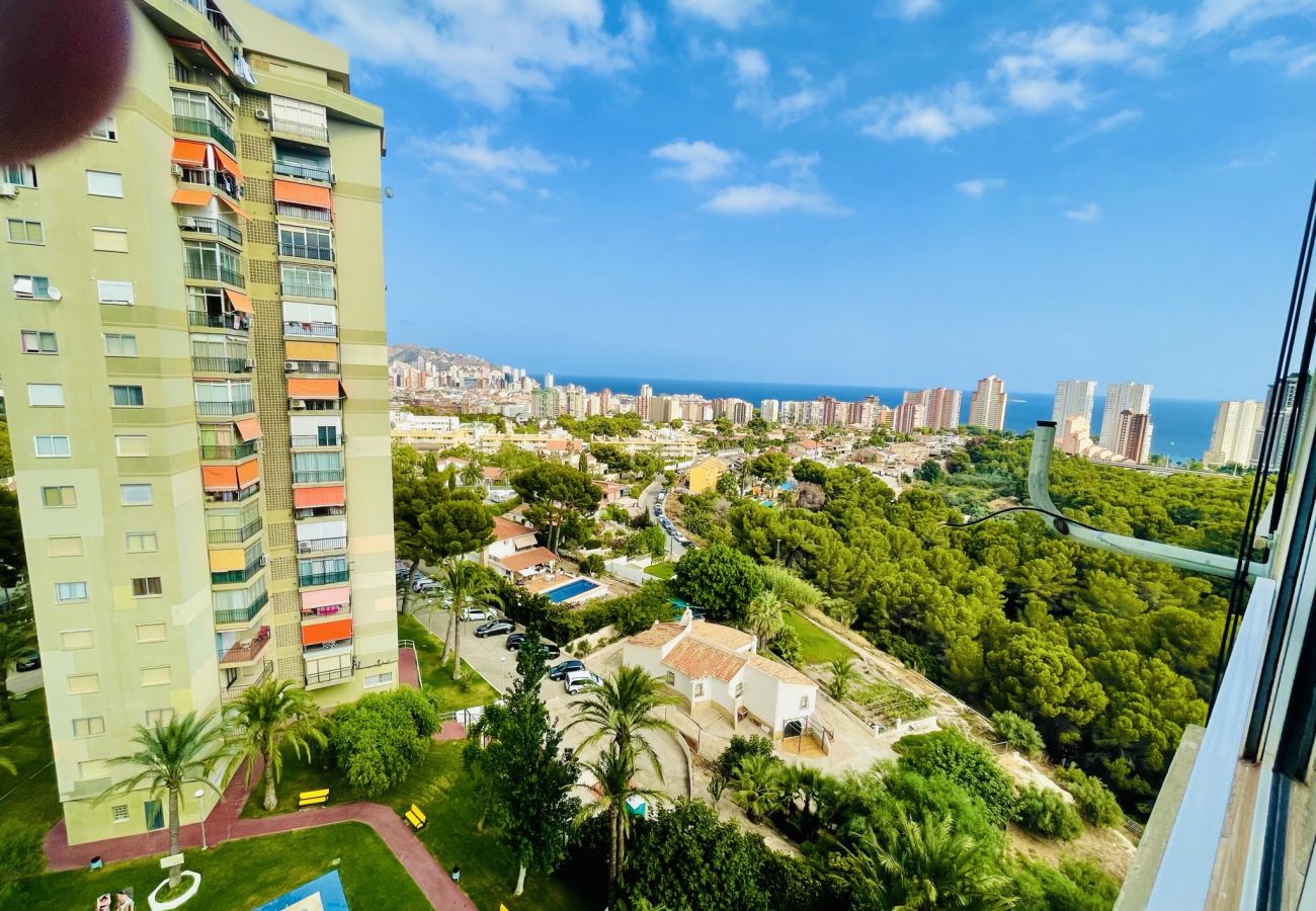 Vistas del horizonte de la costa de Benidorm desde apartamento vacacional