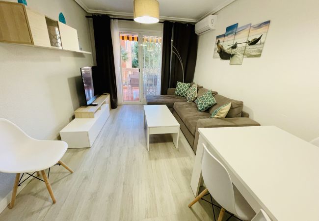 Moderna y espaciosa sala de estar de este apartamento vacacional en Benidorm