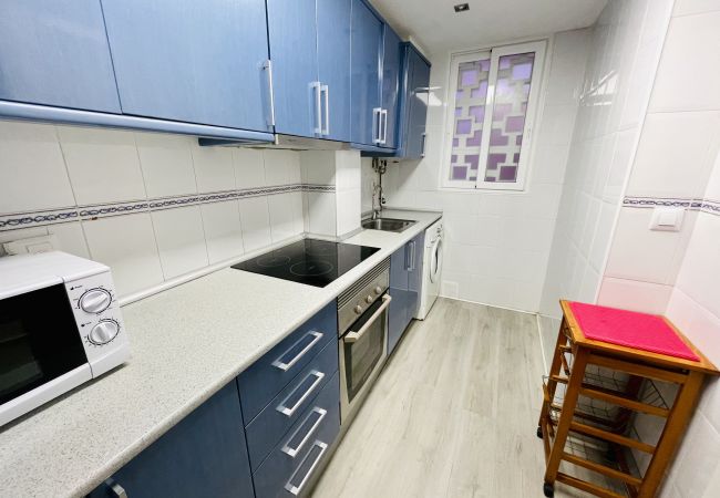 Amplia y equipada cocina del apartamento vacacional en Benidorm