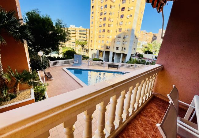 Terraza exterior con vistas a la piscina del apartamento vacacional de Benidorm