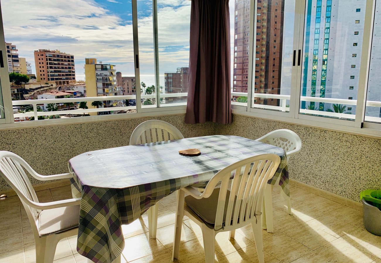 Terraza interior de apartamento vacacional con vistas a la Cala de Finestrat