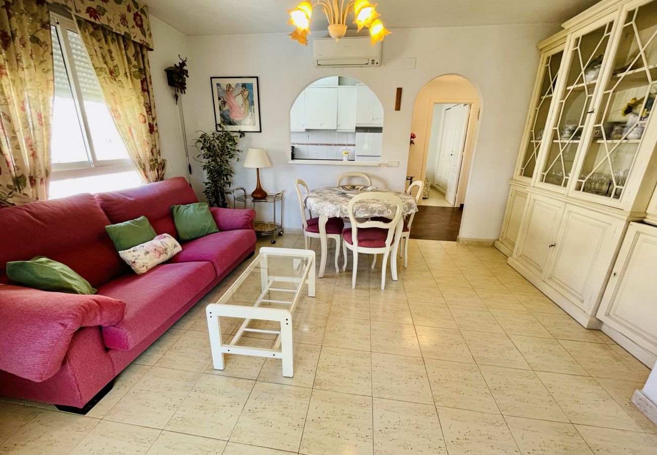 Amplia sala de estar del apartamento vacacional en Cala Finestrat