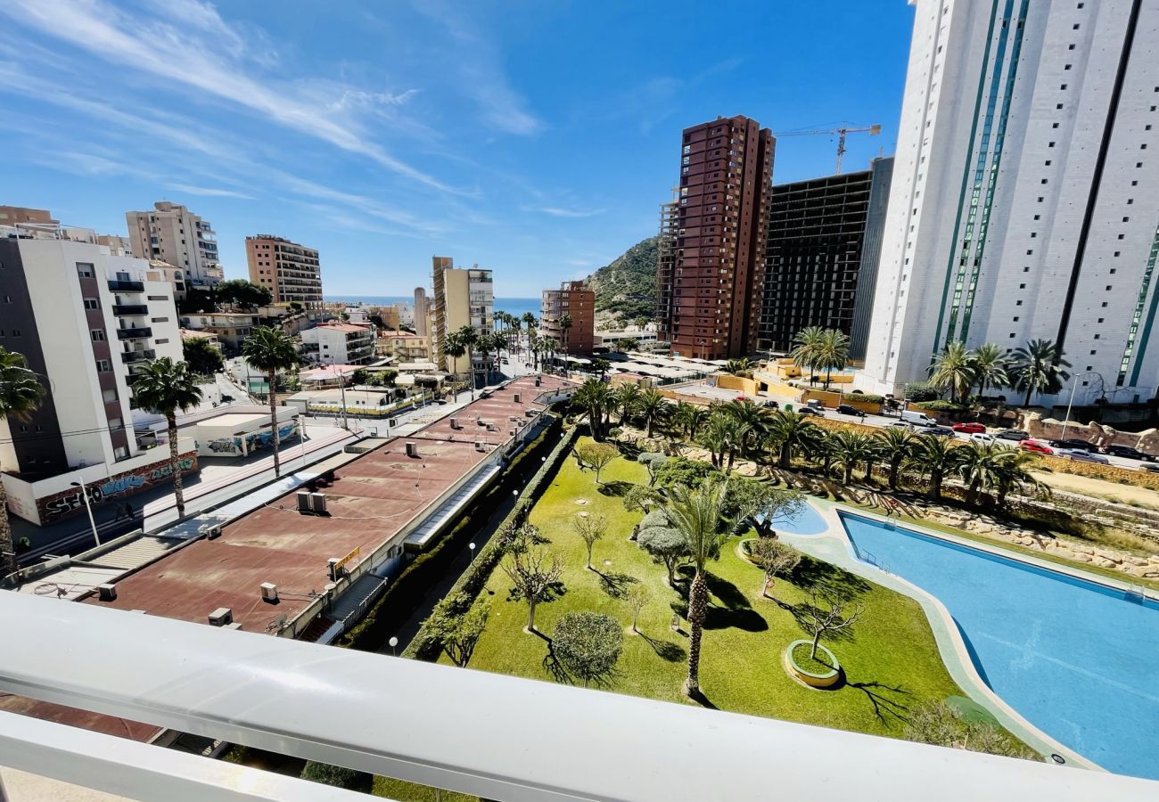 Zona común del apartamento vacacional con piscinas y césped natural