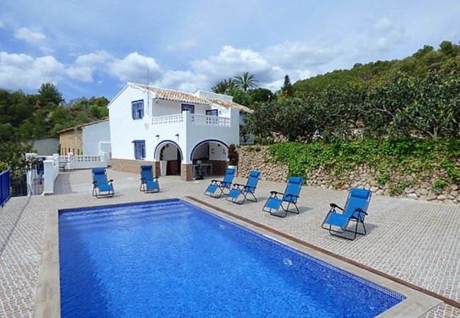 Gran zona exterior con piscina de esta casa rural en Alicante