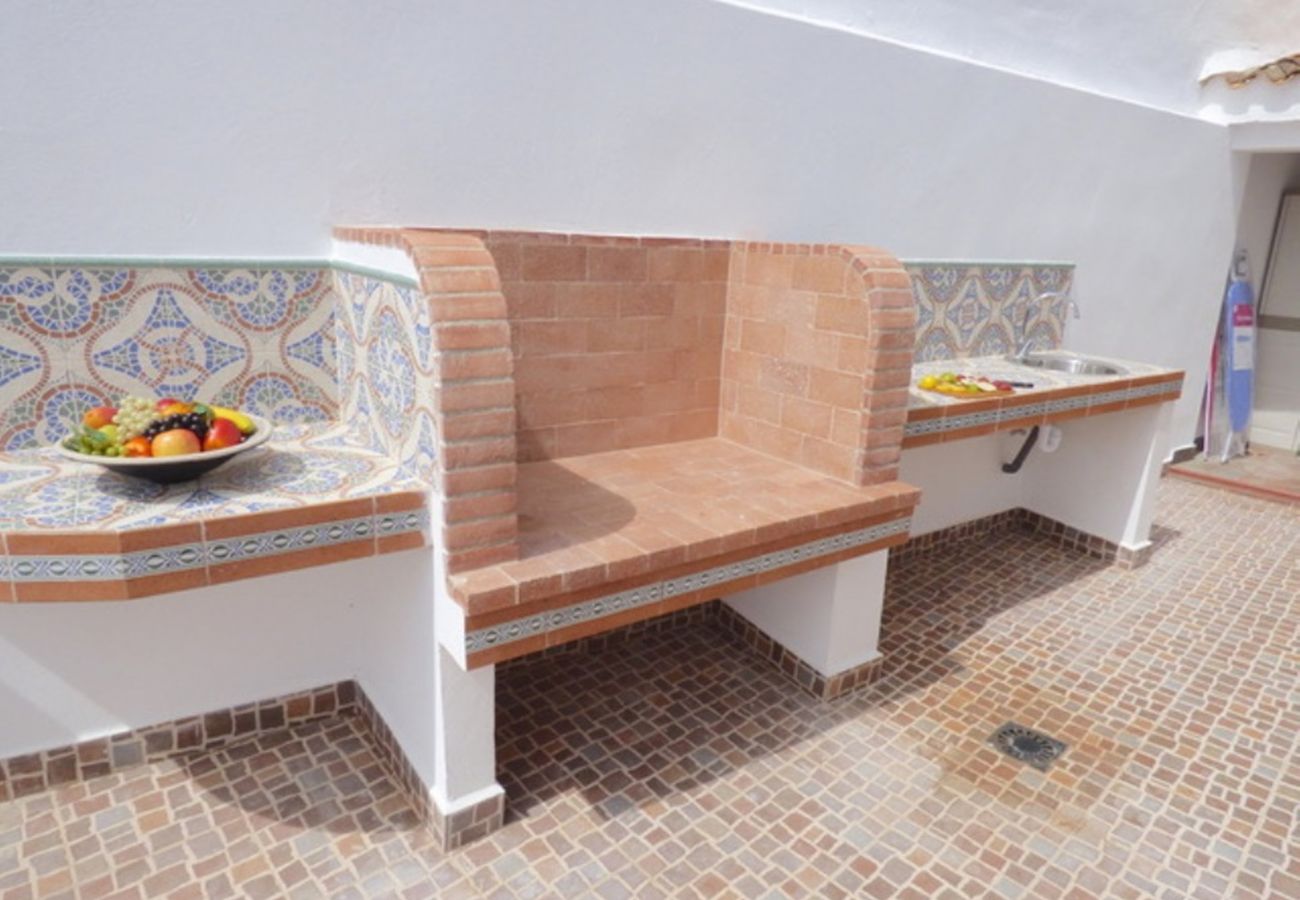 Barbacoa exterior de la casa de alquiler vacacional en Alicante