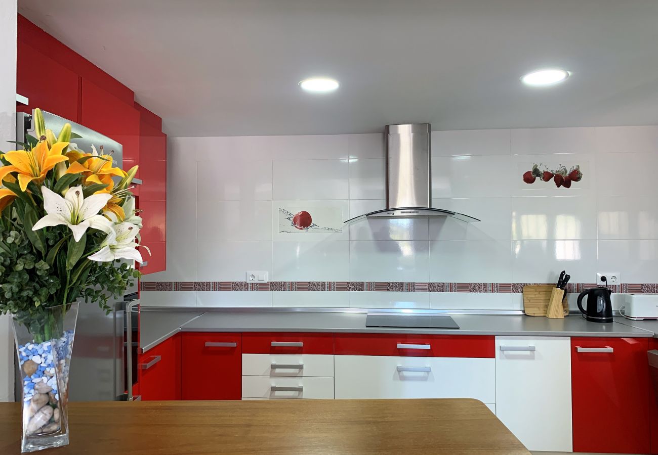 Amplia y reformada cocina de la casa rural en Alicante