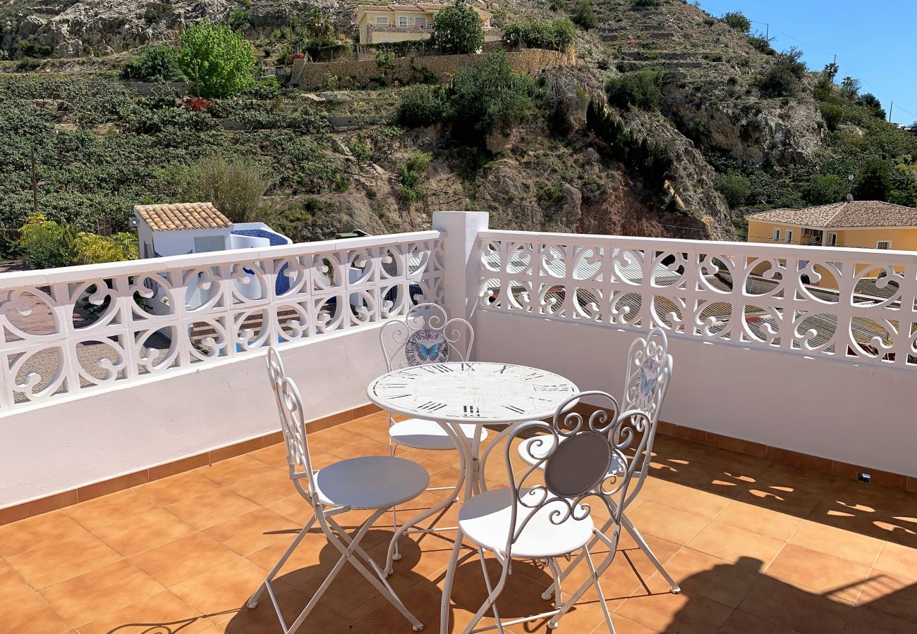 Terraza exterior con vistas a las montañas de Alicante