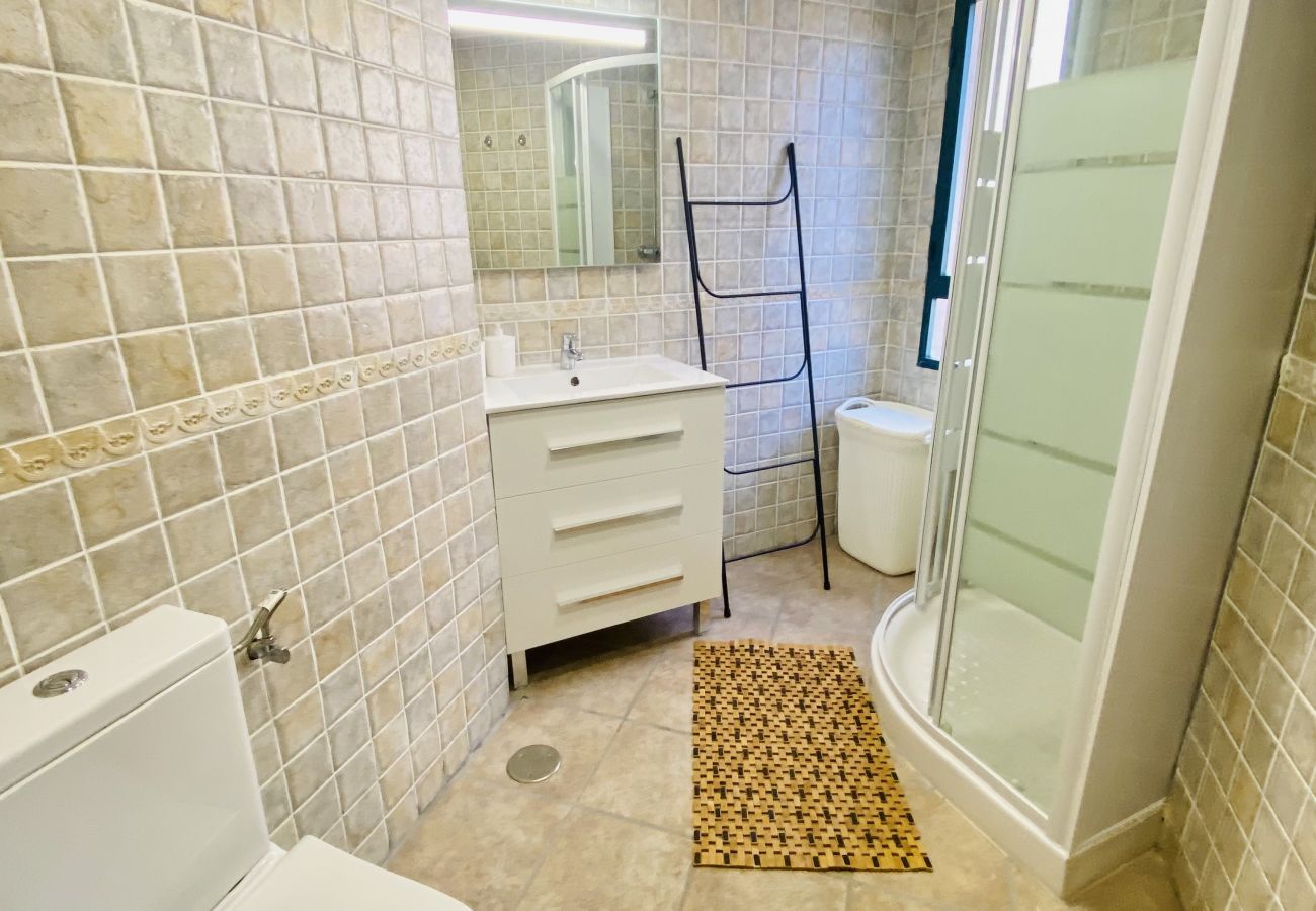 Baño completo y reformado del apartamento vacacional de alicante