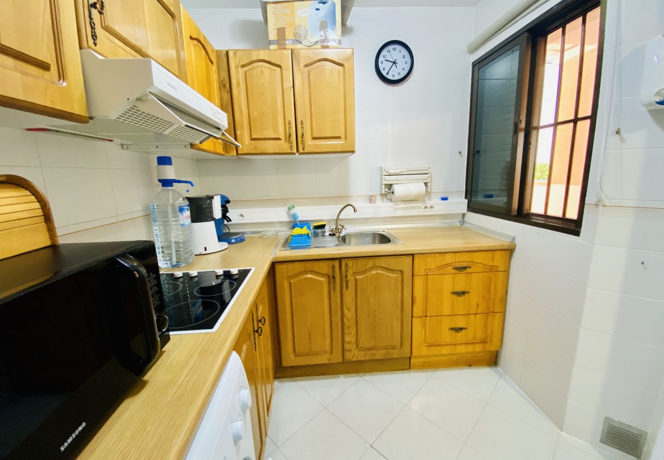 Amplia cocina de apartamento vacacional completamente equipada