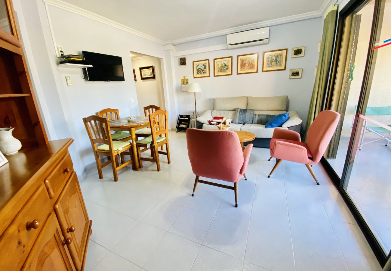 Gran comedor de apartamento vacacional, con luz y completamente amueblado