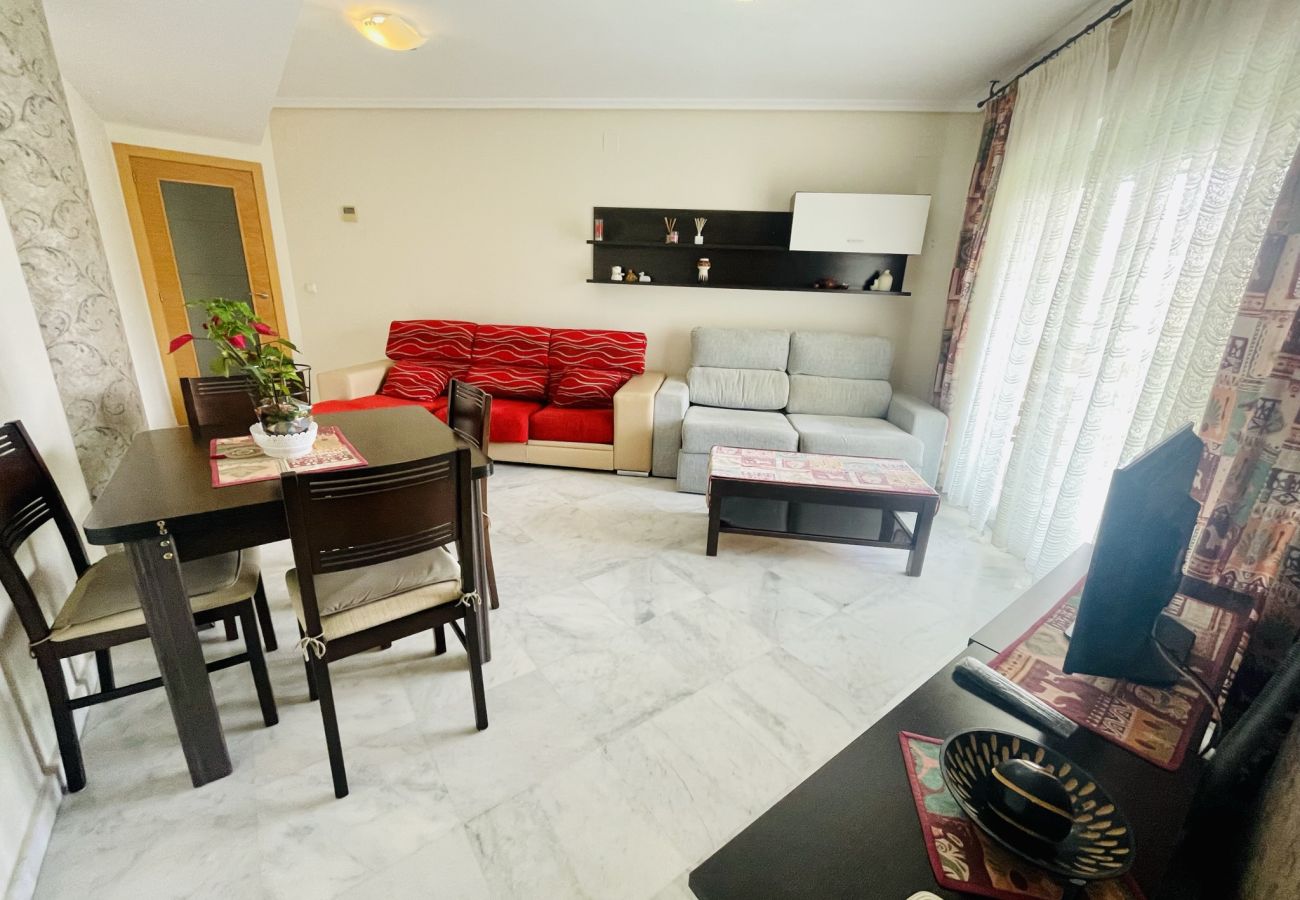 Amplio salón de apartamento vacacional con dos sofás y una mesa