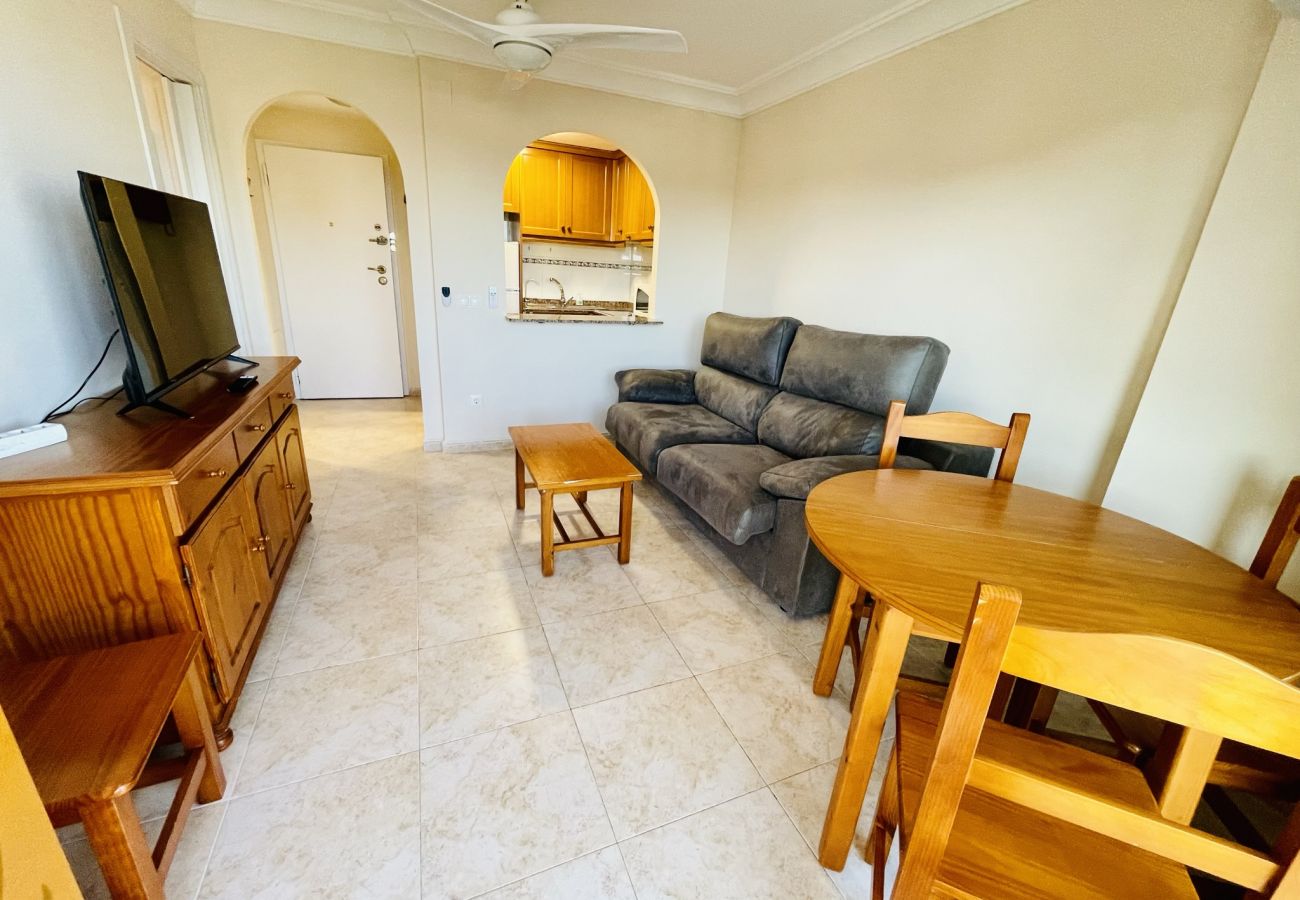 Salón con comedor integrado y amueblado de un apartamento vacacional