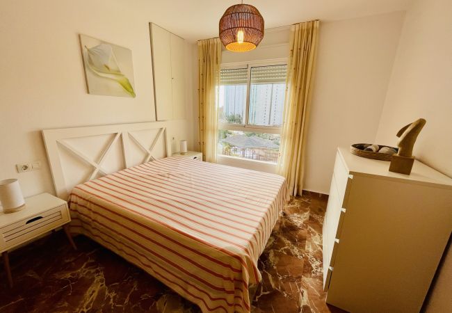 Dormitorio principal de un apartamento vacacional en Alicante