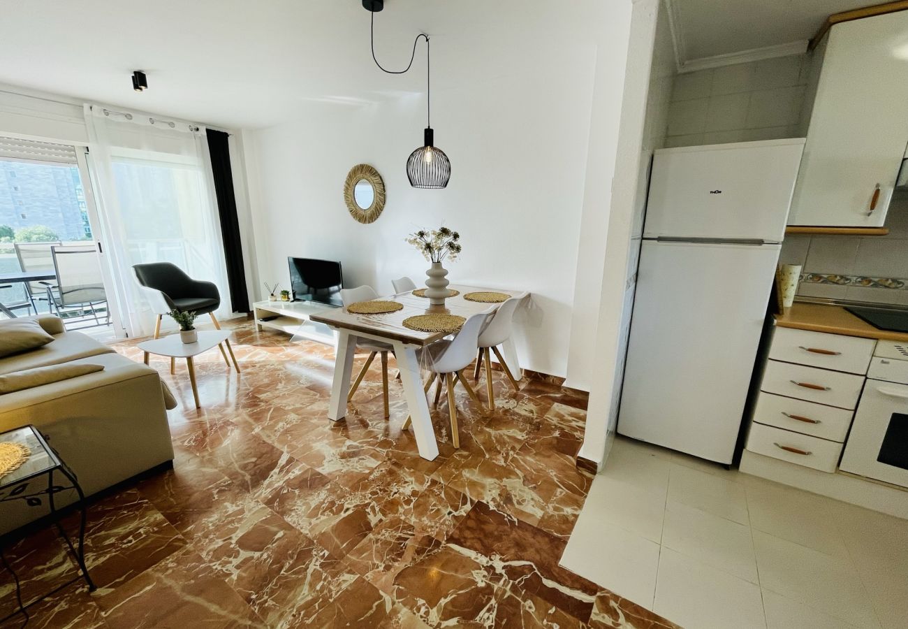 Cocina comedor luminosa con acceso directo a la terraza del apartamento vacacional