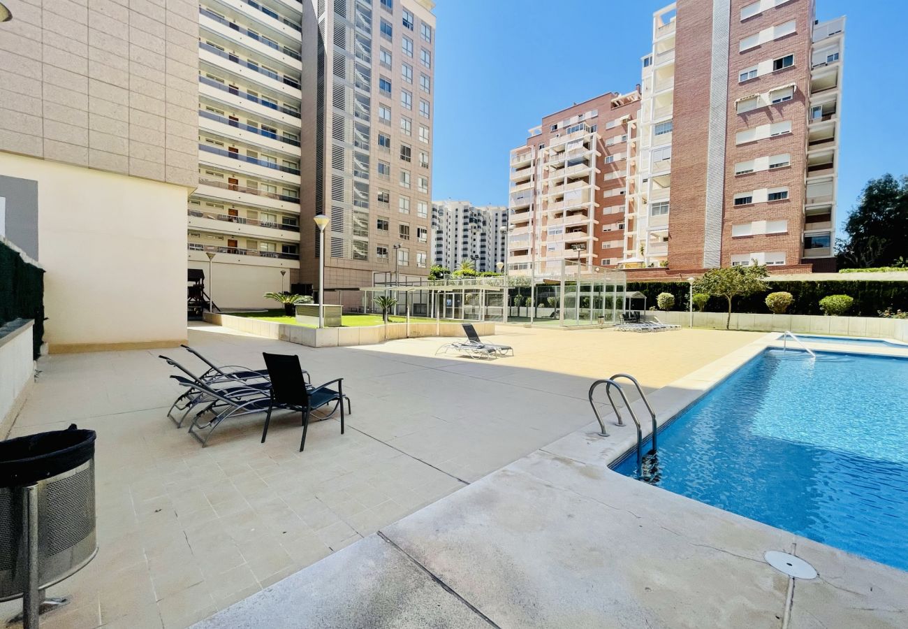 Zona de piscina de un apartamento vacacional en Finestrat