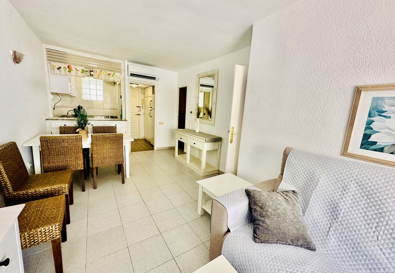 Moderno comedor- cocina del apartamento vacacional en Benidorm