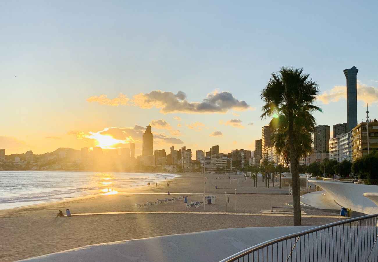 Atardecer en la playa de una vacaciones en Benidorm