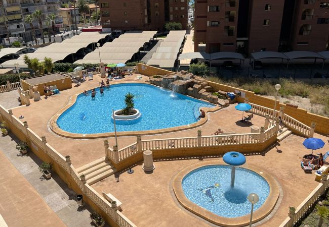 Piscinas y zona infantil en apartamento vacacional Alicante