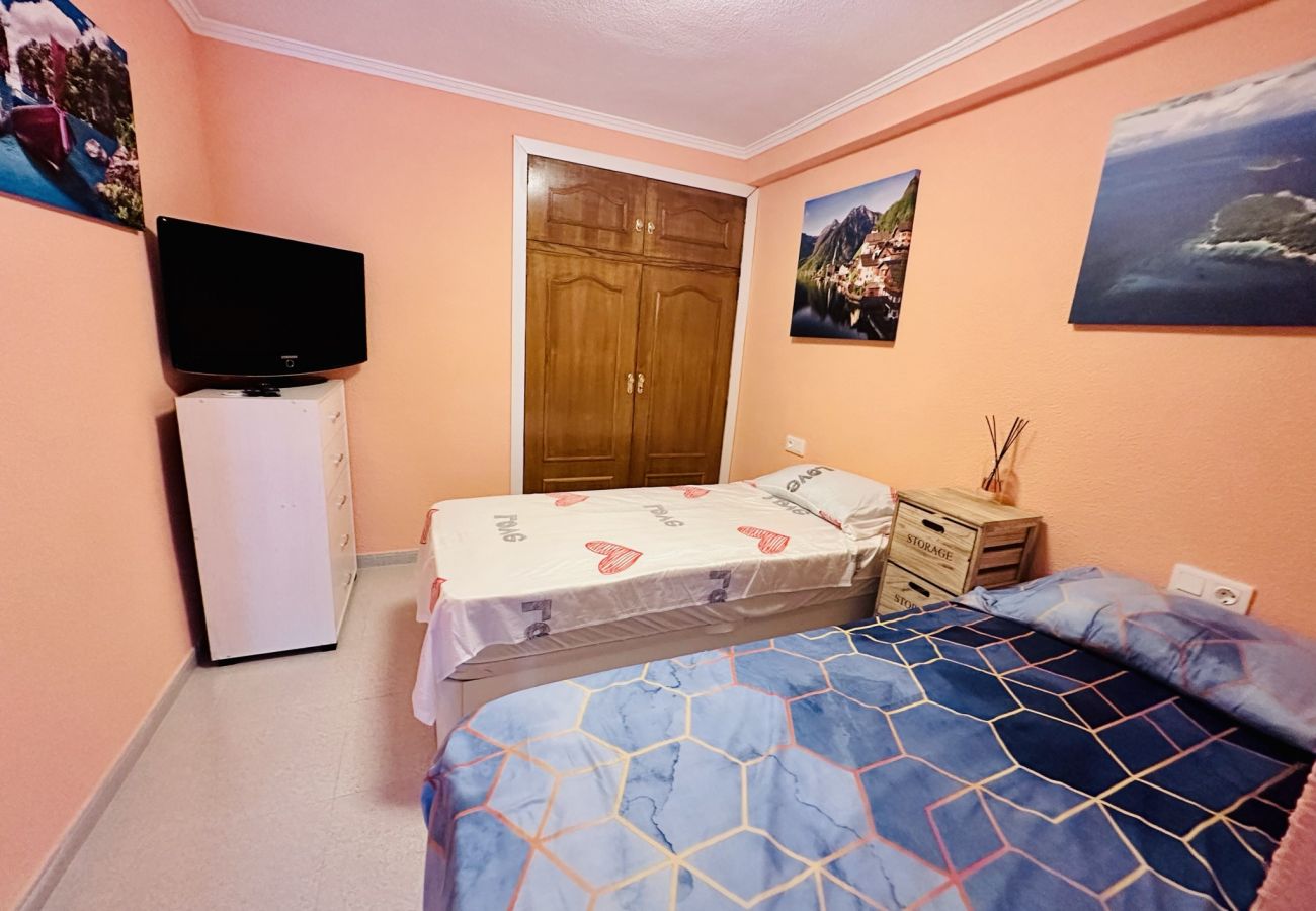 Habitación con dos camas individuales en apartamento vacacional Alicante