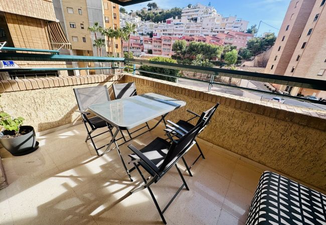 Terraza exterior con mesita de un apartamento vacacional en Finestrat