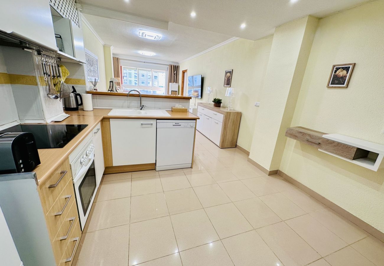 Amplia y reformada cocina en apartamento vacacional en Cala Finestrat