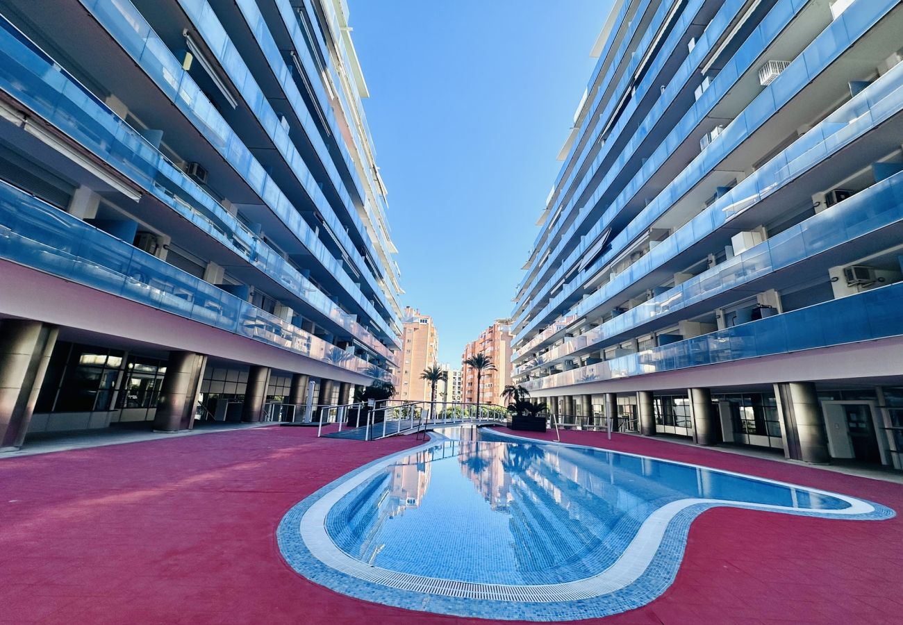 Piscina privada del apartamento de alquiler vacacional en Alicante
