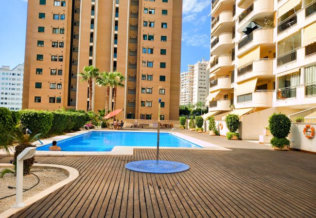 Moderna piscina con gran zona exterior en el apartamento vacacional Alicante