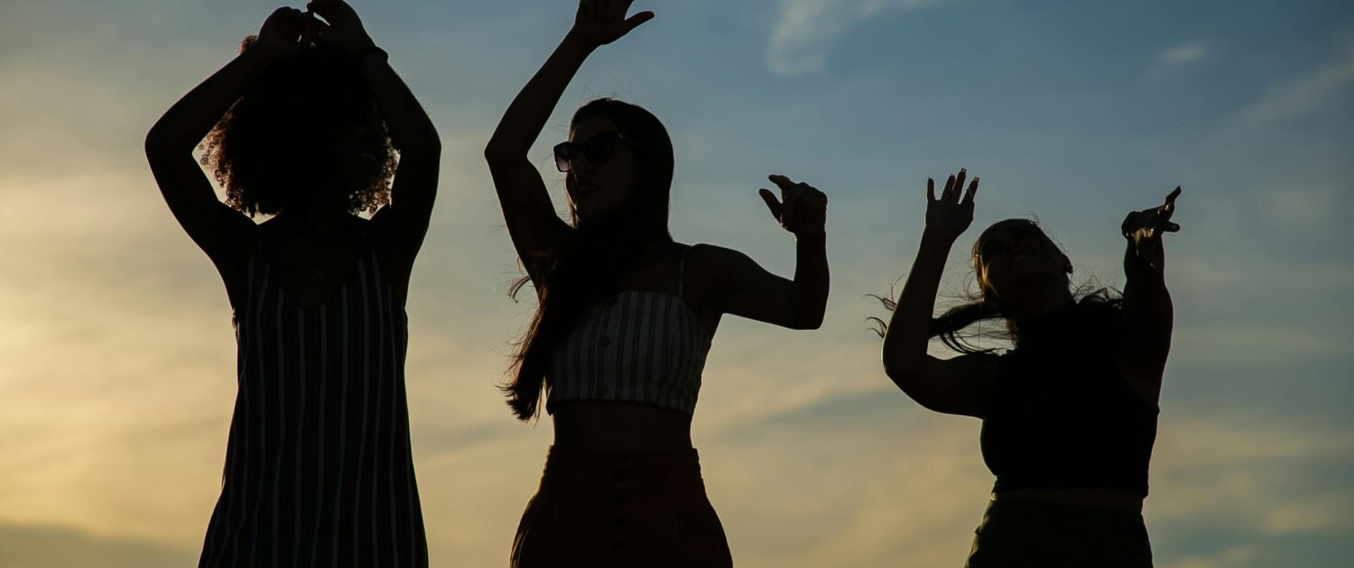 chicas de fiesta en la playa