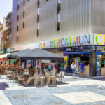Mercado Central de Alicante con puestos de producto fresco