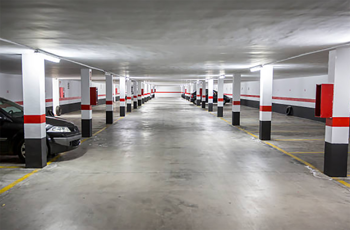 interior de parking para coches