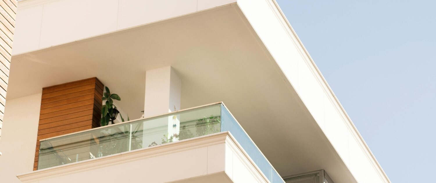 balcones de apartamentos vacacionales con piscina en Finestrat