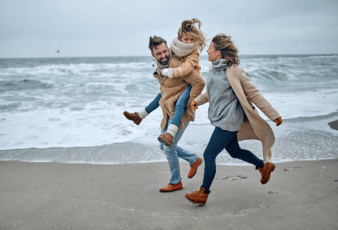 familia en la playa en invierno