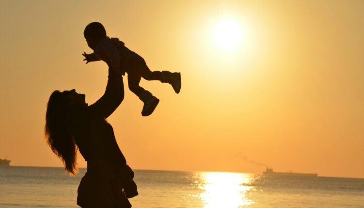madre e hijo en la playa