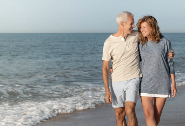 pareja paseando en la playa