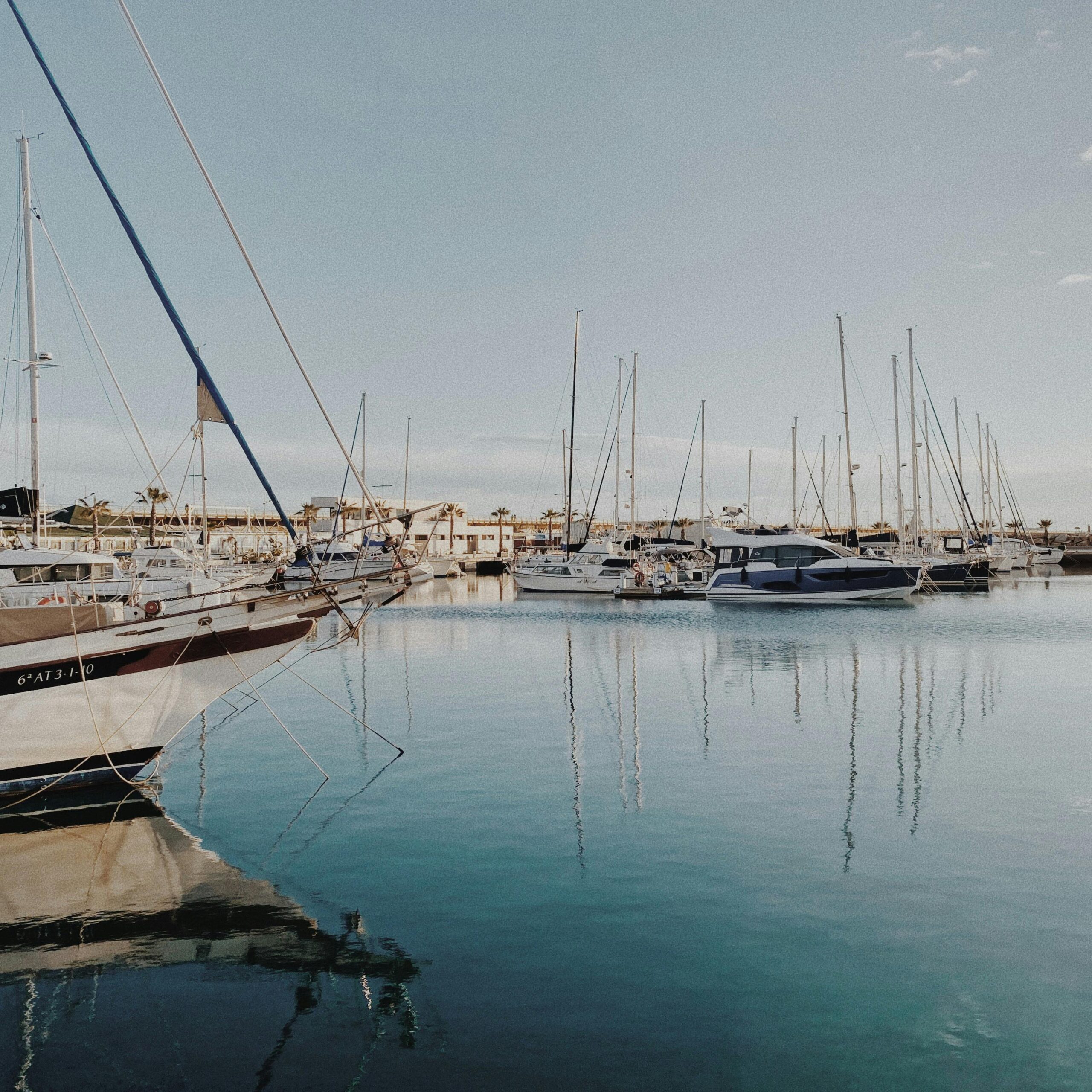 barcos en el puerto de alicante