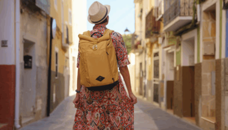 chica visitando alicante