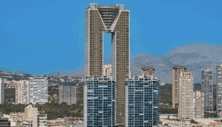 edificio de benidorm desde lo alto