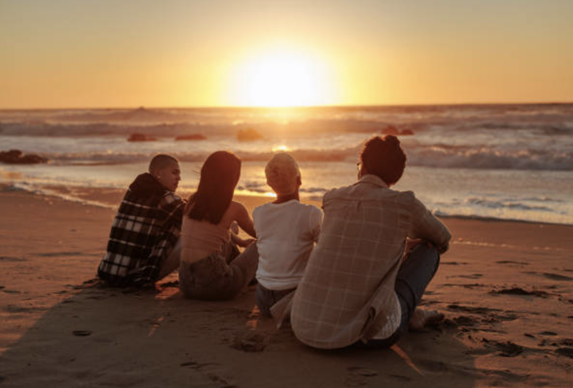 Amigos de atardecer en la playa