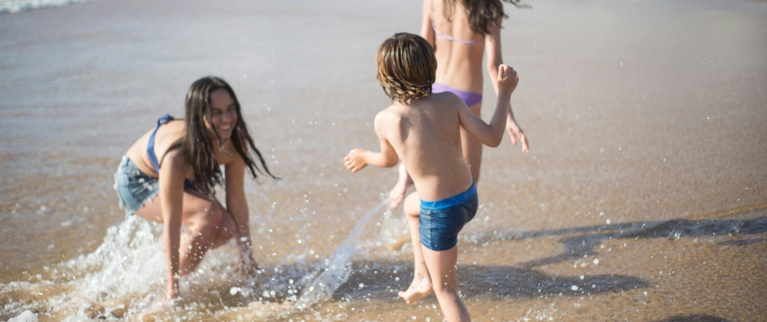 Niños disfrutando de un día de agua en familia en Benidorm