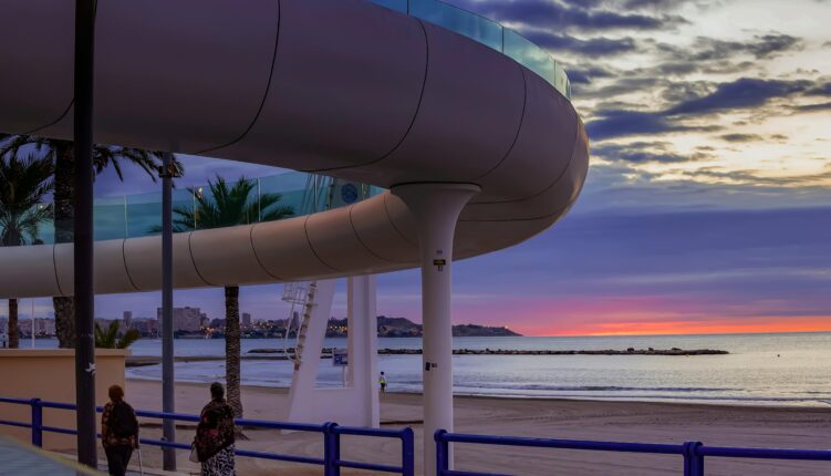 Playa de Alicante con el atardecer