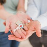 entrega de llaves de alquiler a una pareja