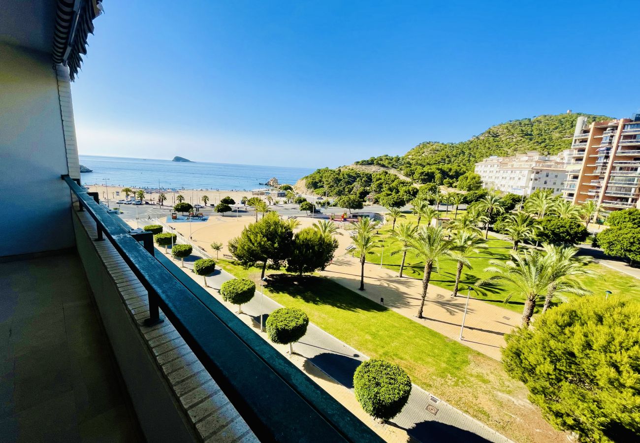 Outdoor terrace with views of the sea and the nature of Cala Finestrat