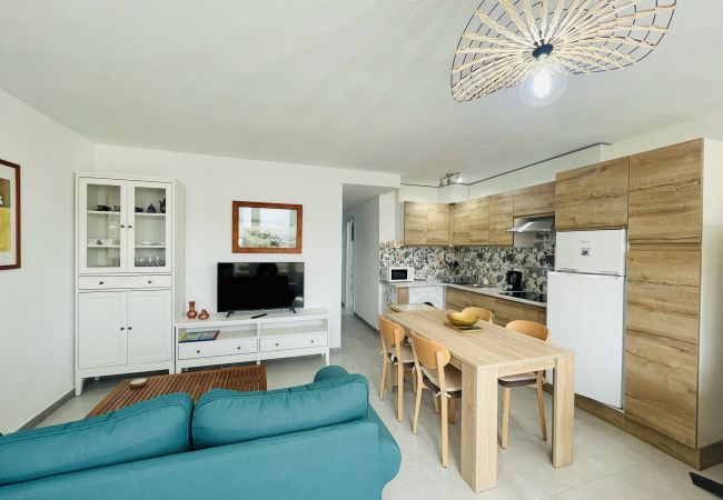 Modern kitchen-dining area of this holiday rental flat in Alicante